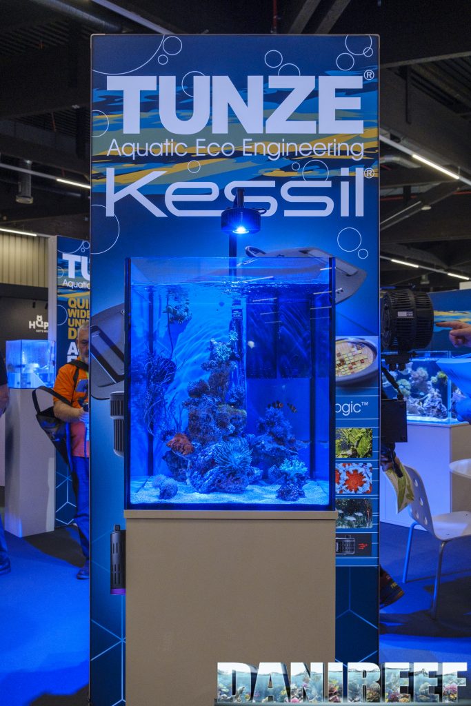 La vasca display con la Kessil A360XE in funzione